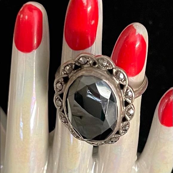 Vintage Art Deco Sterling Silver Hematite Marcasite Ring. - Picture 5 of 10